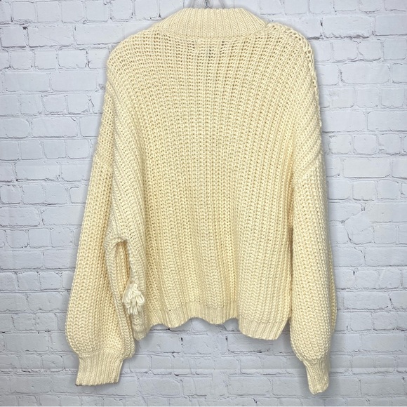 Universal Thread Chunky Fringe Sweater Large - Picture 9 of 11